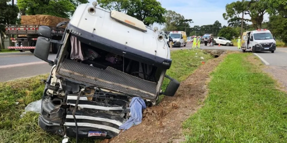 O casal ficou preso às ferragens, enquanto o bebê foi ejetado do veículo devido à força do impacto.