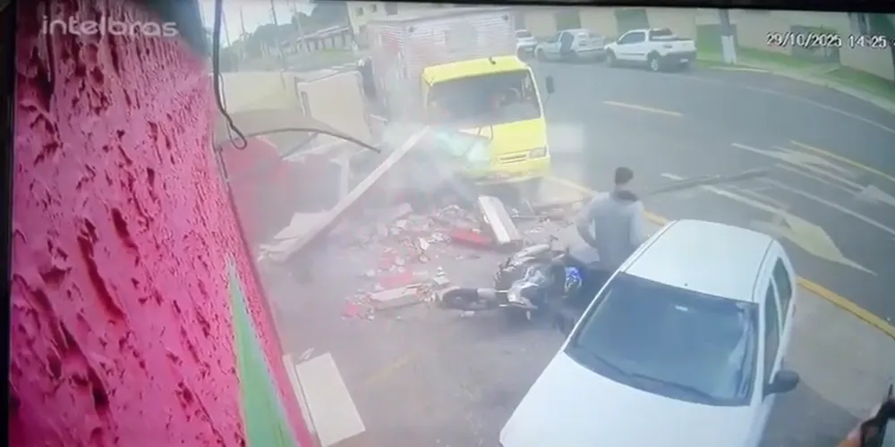 Caminhão quase atingiu outra pessoa ao colidir contra imóvel