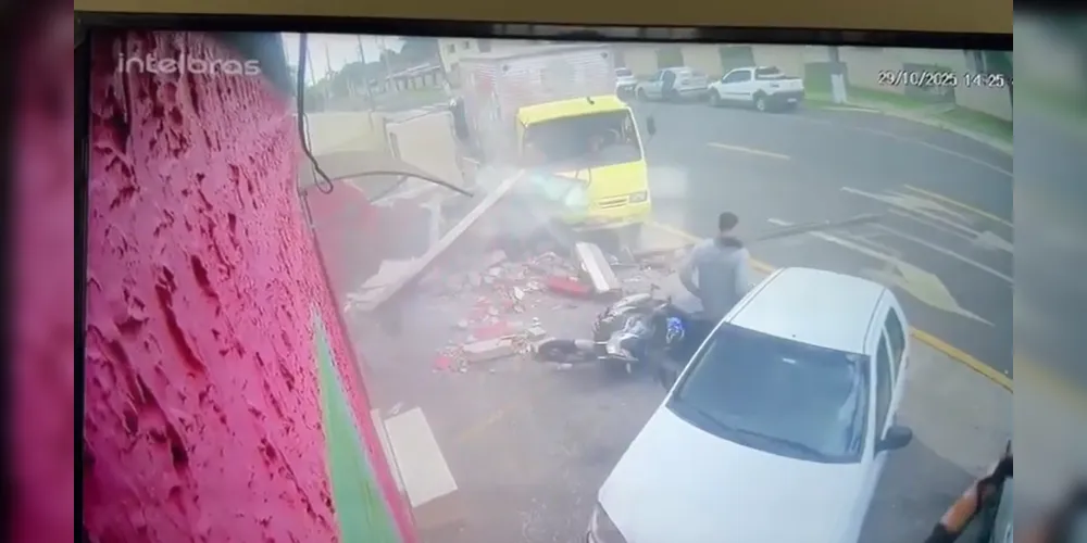 Caminhão quase atingiu outra pessoa ao colidir contra imóvel
