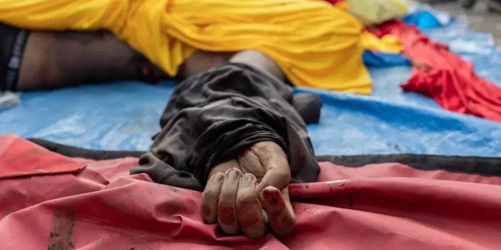 Dezenas de corpos são retirados de área de mata um dia após operação no Complexo da Penha