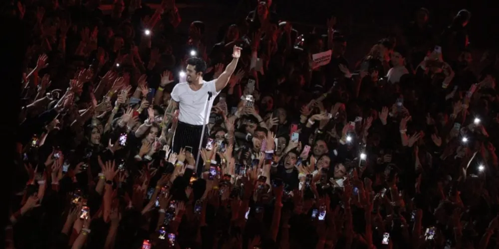 Somando ao show extra, de sexta-feira (24), o público total chegou aos 70 mil