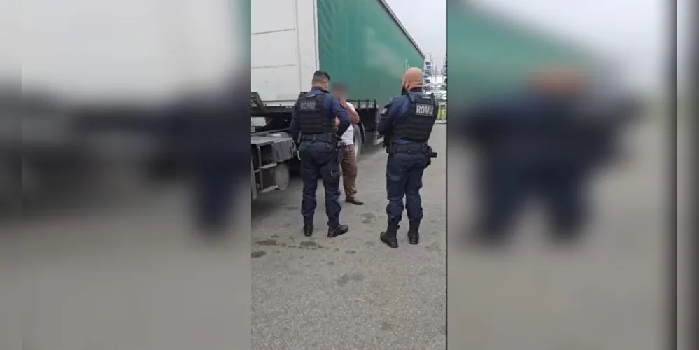 O caminhão foi apreendido e vai passar por exames periciais