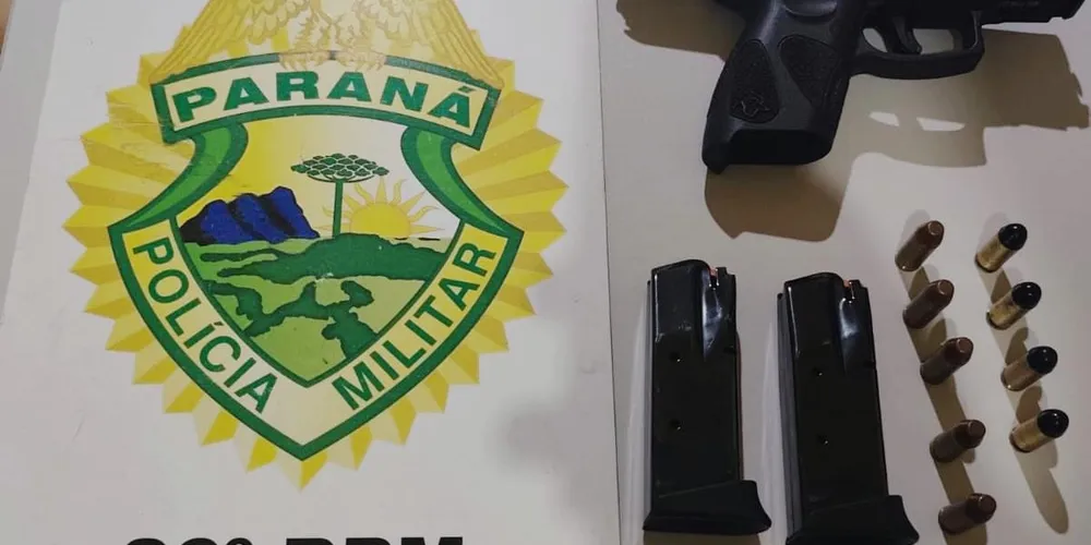 Os policiais encontraram uma pistola Taurus G2C calibre .40, carregada com nove munições