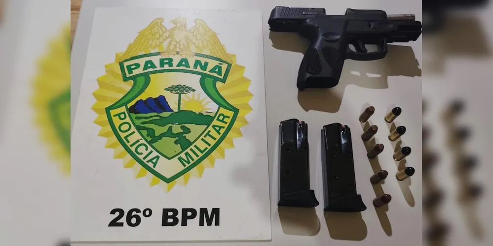 Os policiais encontraram uma pistola Taurus G2C calibre .40, carregada com nove munições