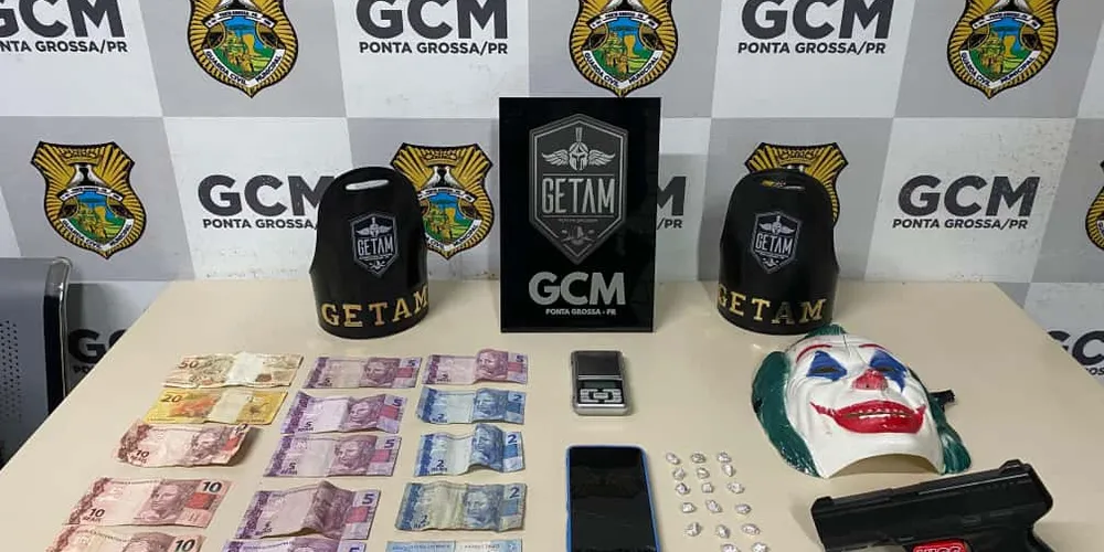 A equipe GETAM apreendeu os objetos e entorpecentes encontrados com o jovem