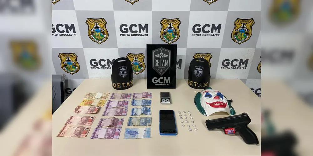 A equipe GETAM apreendeu os objetos e entorpecentes encontrados com o jovem