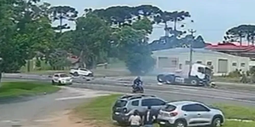 Um cachorro da família também estava no veículo e morreu no local