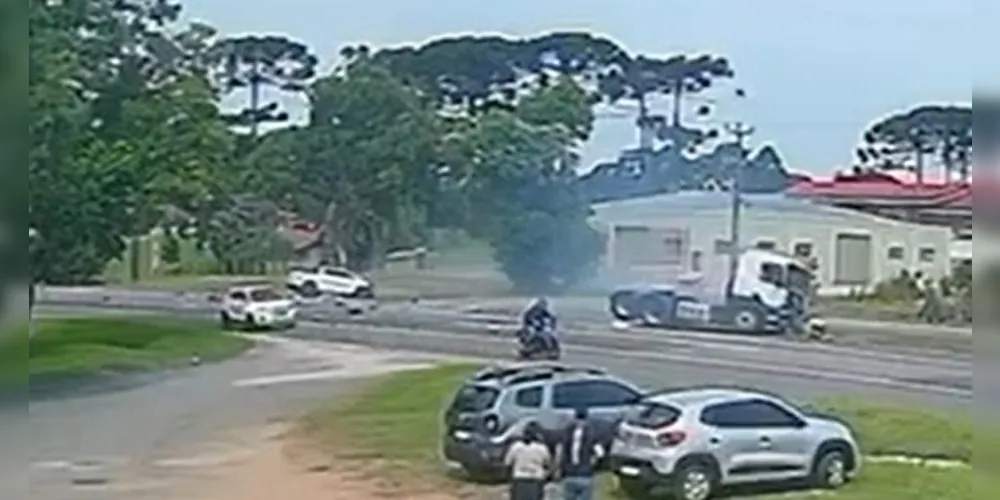 Um cachorro da família também estava no veículo e morreu no local