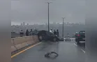 Carro roda na pista e bate contra mureta do viaduto da Santa Paula