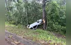 Motorista perde controle de carro e colide contra árvore em Imbaú