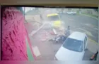 Caminhoneiro tenta atingir motociclista e destrói muro de imóvel em Ponta Grossa