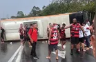 Vídeo mostra momento em que ônibus com organizadas do Flamengo tomba