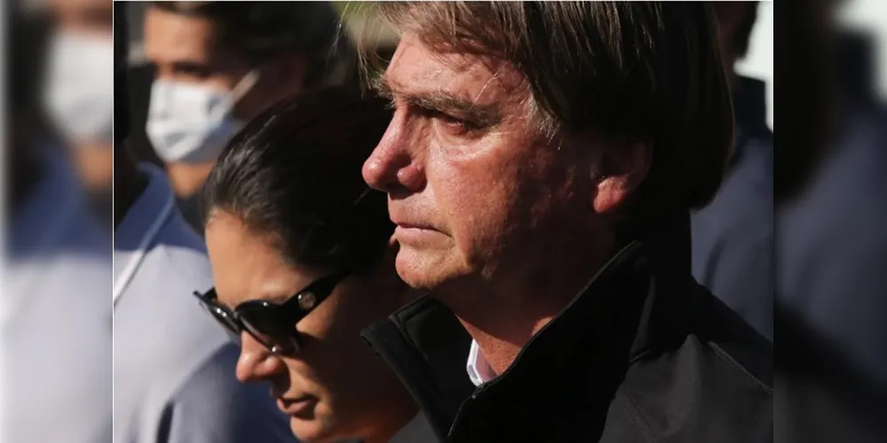 Jair Bolsonaro junto de sua esposa, Michelle Bolsonaro