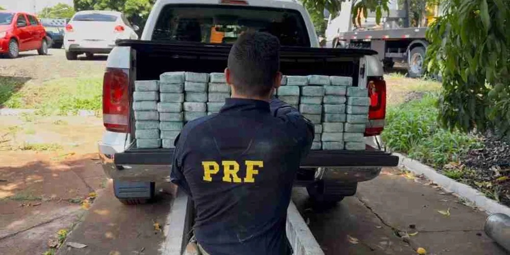 Ao inspecionar o veículo, os policiais localizaram um compartimento preparado no assoalho