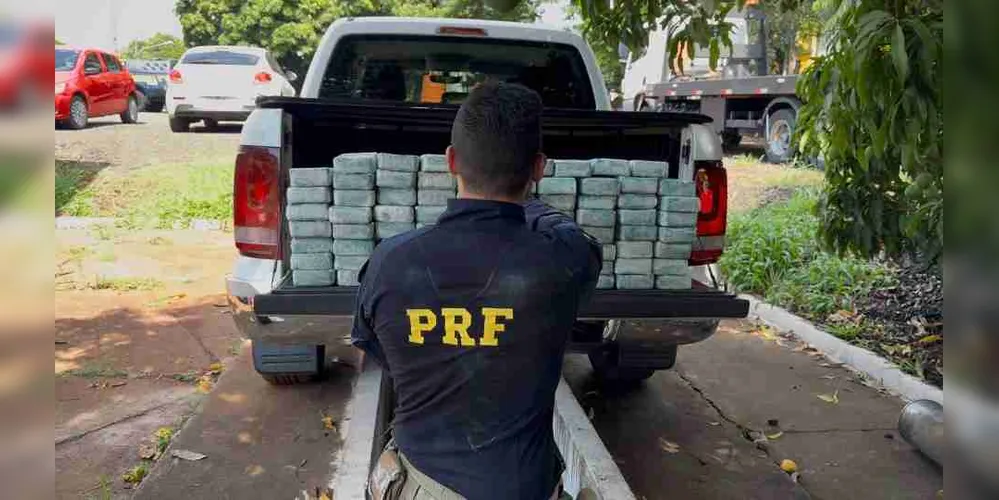 Ao inspecionar o veículo, os policiais localizaram um compartimento preparado no assoalho