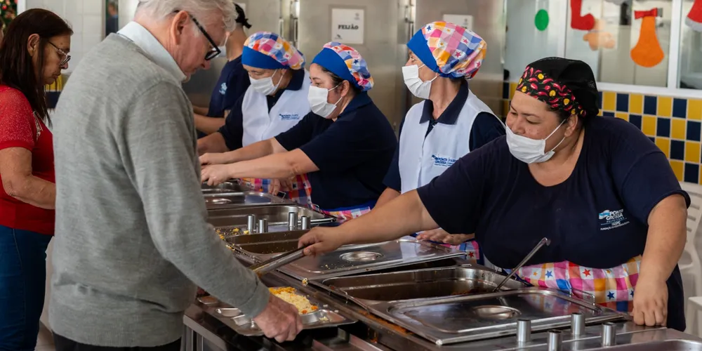 O cardápio natalino incluiu arroz à grega, feijão, lombo suíno grelhado ao barbecue, farofa natalina e salada russa