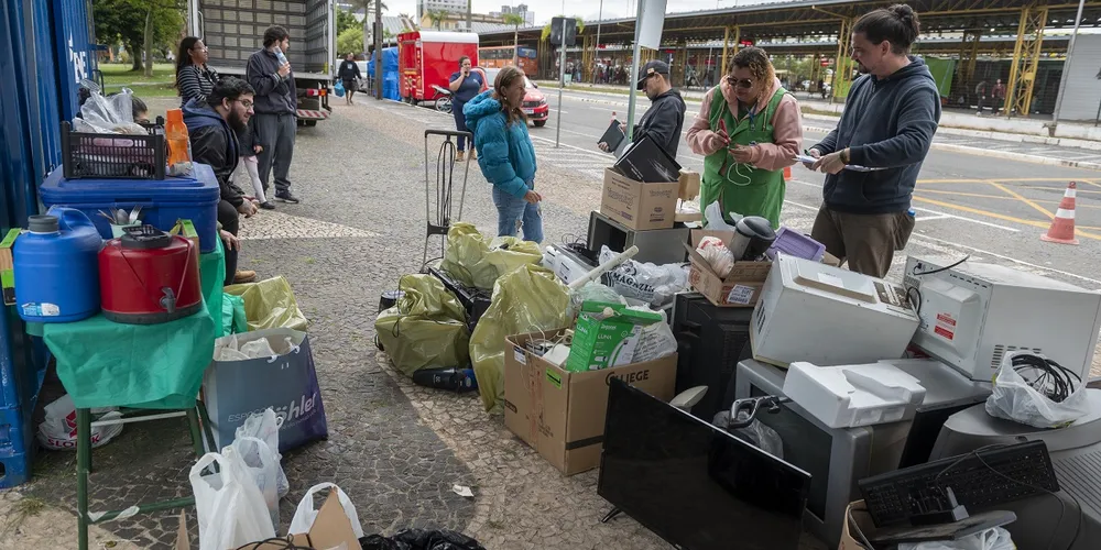 Entrega de material eletrônico no 'Bota fora de eletrônicos'