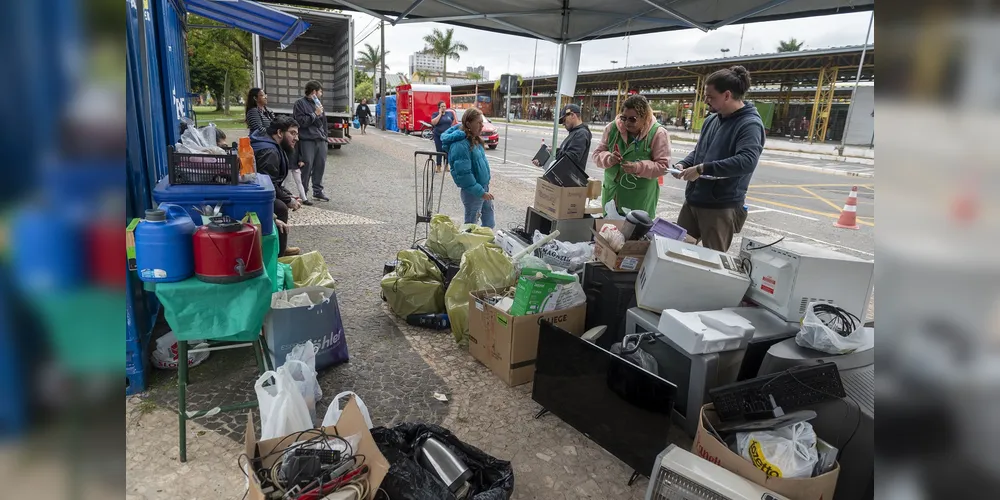 Entrega de material eletrônico no 'Bota fora de eletrônicos'