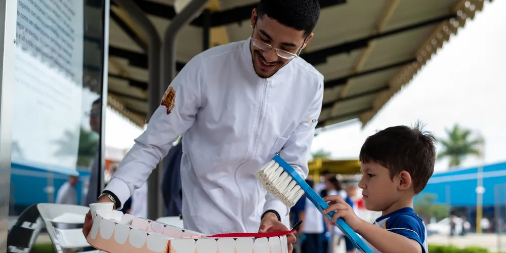Crianças participam de evento de educação bucal, na Estação Saudade