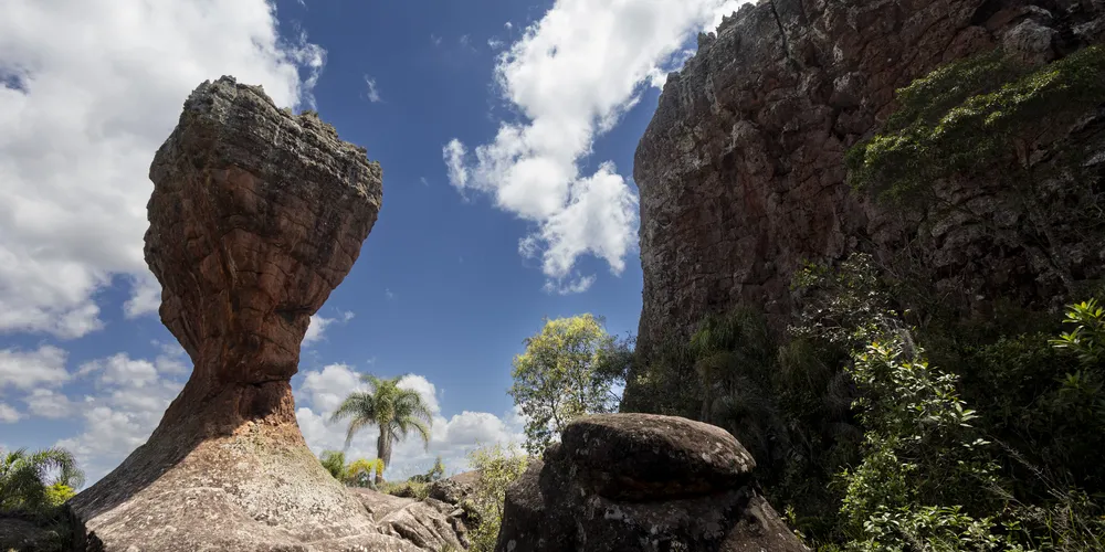 Parque Estadual de Vila Velha, com arenitos, furnas e lagoa dourada