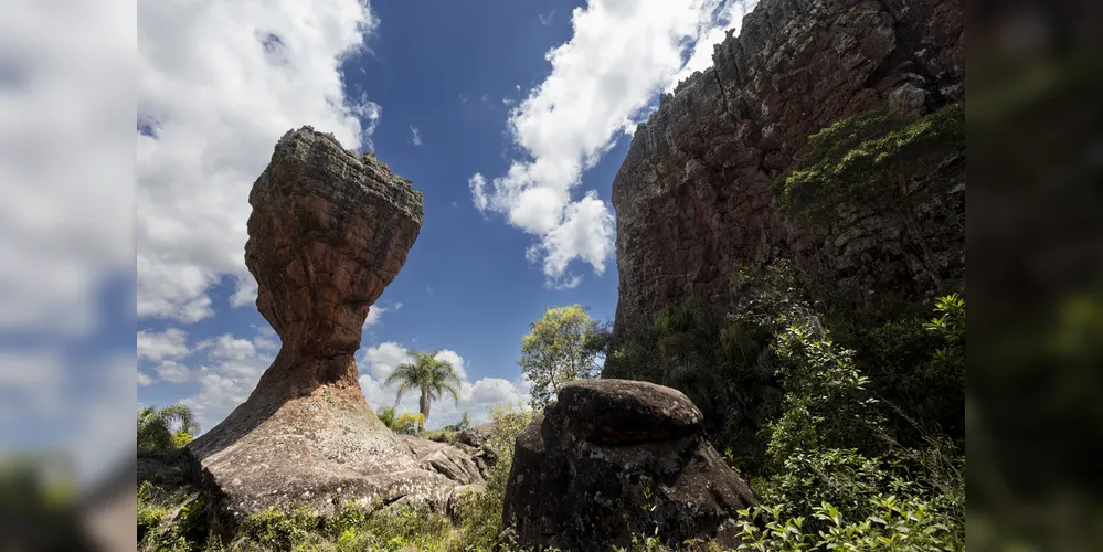 Parque Estadual de Vila Velha, com arenitos, furnas e lagoa dourada