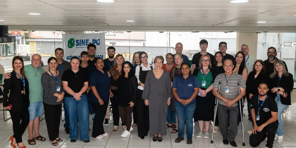 Trabalhadores da Agência do Trabalhador junto com a prefeitra de Ponta Grossa, Elizabeth Schmidt
