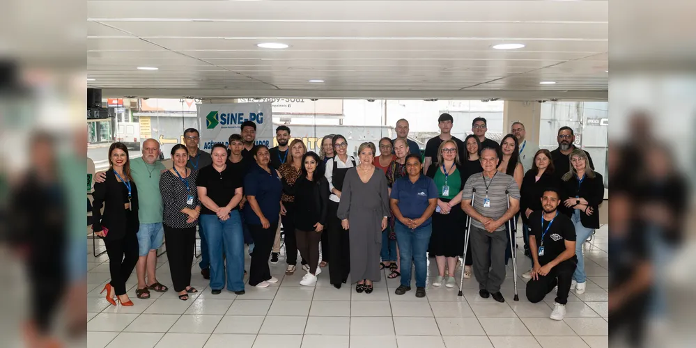 Trabalhadores da Agência do Trabalhador junto com a prefeitra de Ponta Grossa, Elizabeth Schmidt
