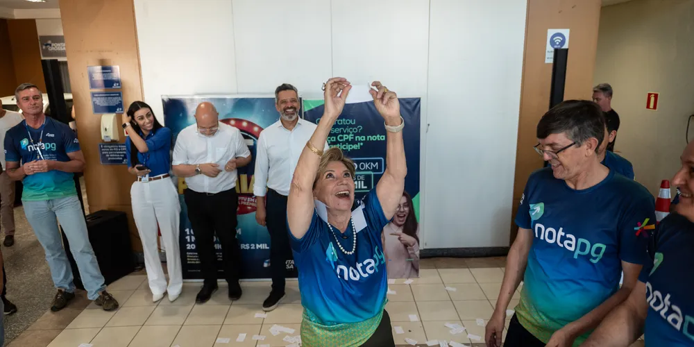 Prefeita de Ponta Grossa, Elizabeth Schmidt, no sorteio do IPTU premiado