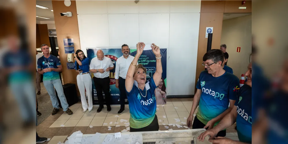 Prefeita de Ponta Grossa, Elizabeth Schmidt, no sorteio do IPTU premiado