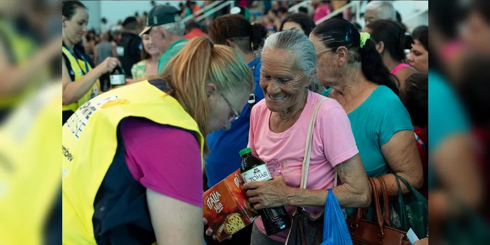 Entrega de cestas de Natal, no Natal Solidário