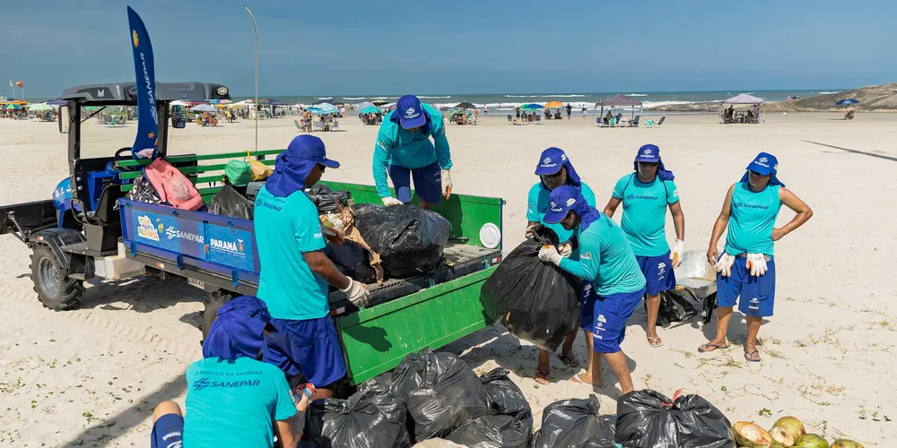 A operação de limpeza abrange toda a faixa de areia dos balneários paranaenses