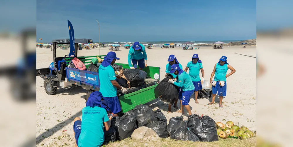 A operação de limpeza abrange toda a faixa de areia dos balneários paranaenses