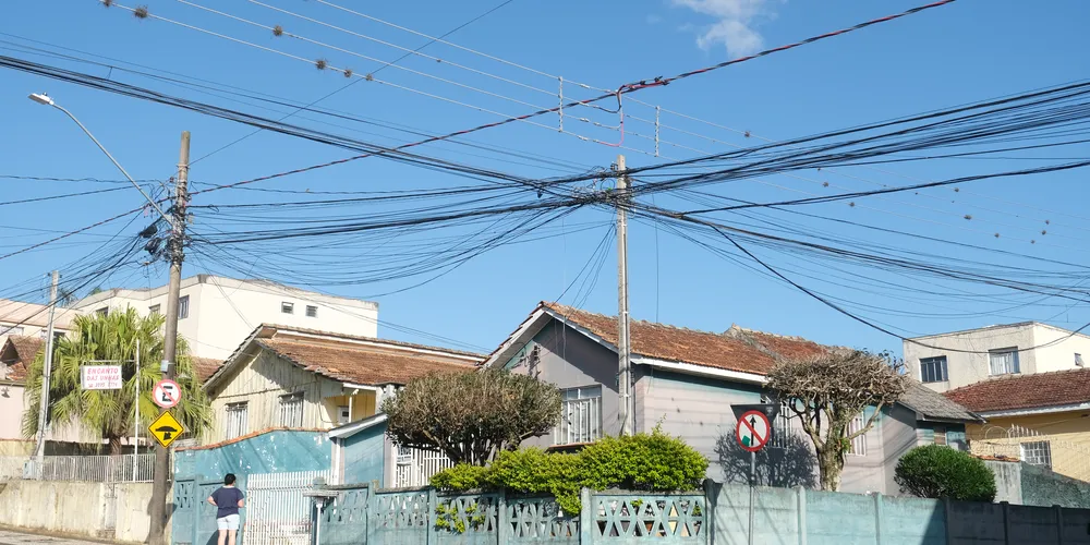 Esquina das ruas Custódio de Melo com Barão de Teffé, em área residencial, mostra fios