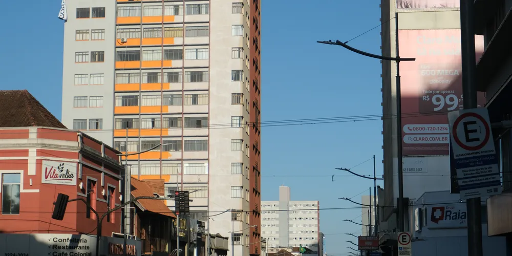 Avenida Vicente Machado, principal via de Ponta Grossa, teve implementação de cabeamento subterrâneo no governo de Wosgrau