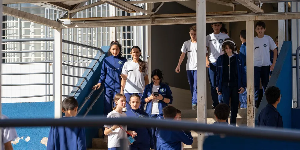 Principais benefícios observados nas unidades escolares aderentes ao programa foram a melhoria nos índices de aprendizagem, redução da evasão escolar e aumento da participação das famílias na rotina escolar