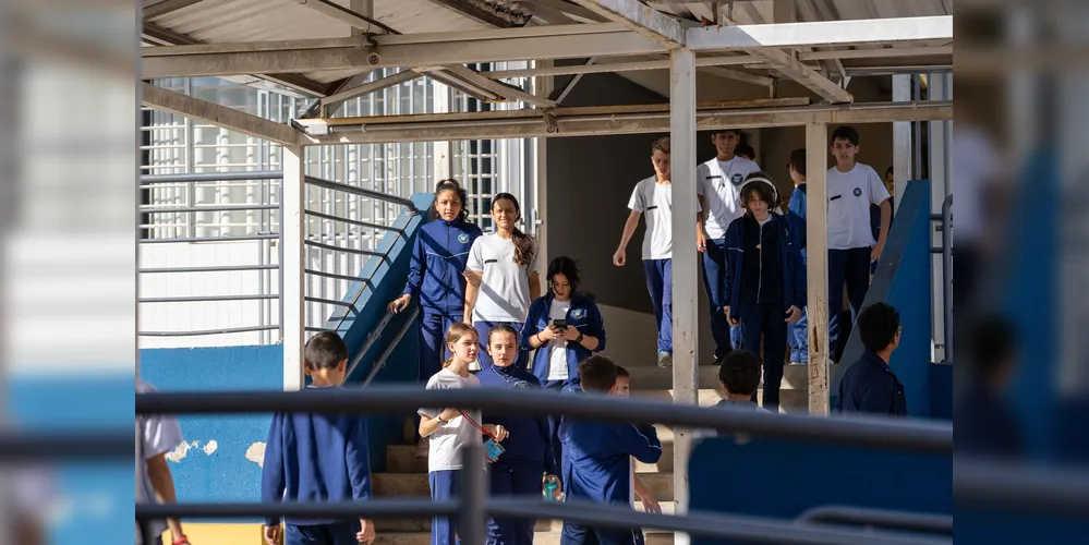 Principais benefícios observados nas unidades escolares aderentes ao programa foram a melhoria nos índices de aprendizagem, redução da evasão escolar e aumento da participação das famílias na rotina escolar