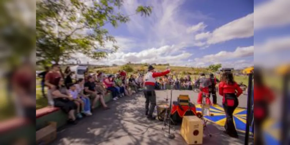 Peça Risas y Sonrisas, mostra de teatro de rua  no Lago de Olarias