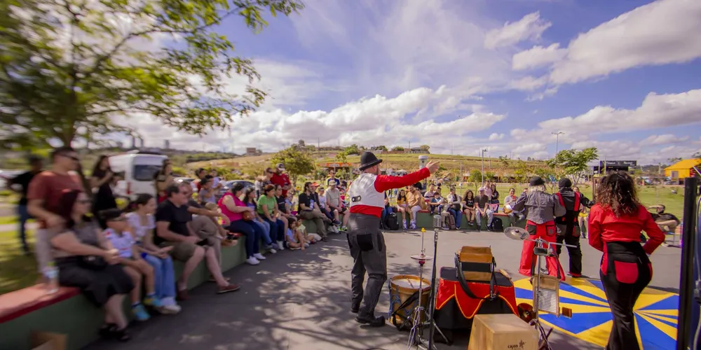 Peça Risas y Sonrisas, mostra de teatro de rua  no Lago de Olarias