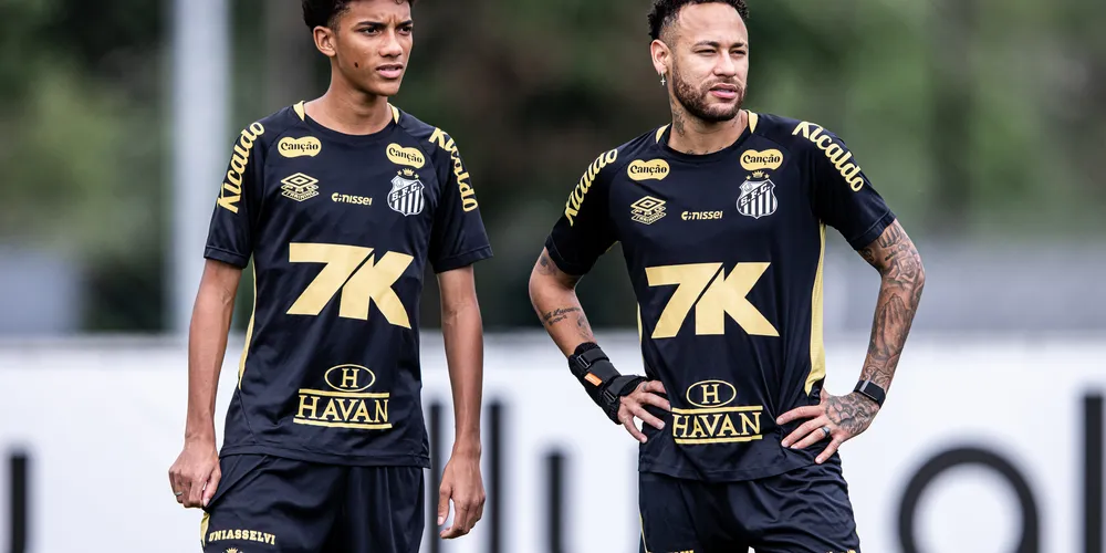 Robinho Jr. e Neymar Jr. em treino pelo Santos