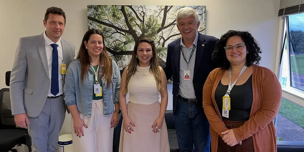 Dayane Sovinski, acompanhada de equipes da AMCG, esteve em reunião com Carlos Carboni