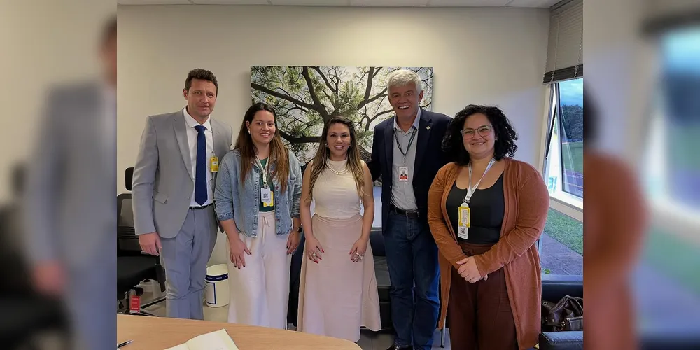 Dayane Sovinski, acompanhada de equipes da AMCG, esteve em reunião com Carlos Carboni