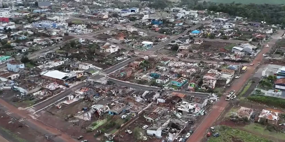 O fenômeno chegou acompanhado de chuva intensa, granizo e ventos fortes, pegando parte da população de surpresa