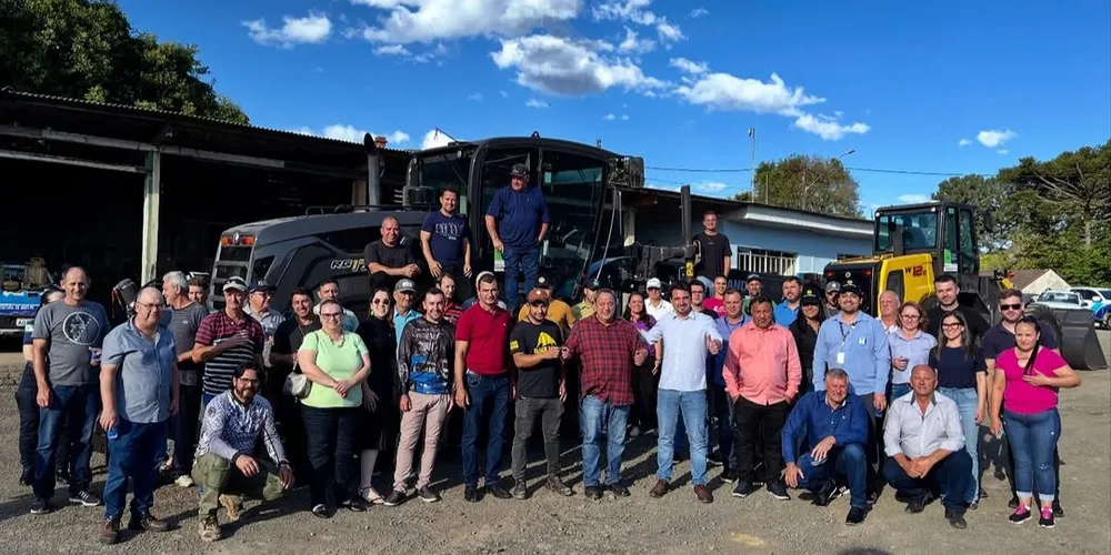 Emiliano Gomes e Hussein Bakri entregaram os maquinários ao Pátio de Máquinas de Irati