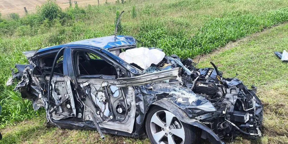 O condutor do Cruze, de 52 anos, e o passageiro, de 21 anos, sofreram ferimentos graves