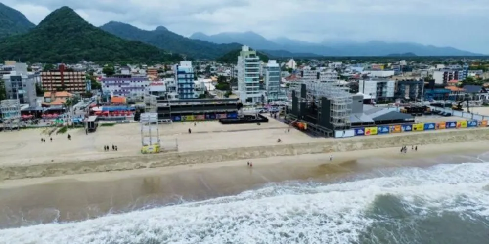 Equipes do Verão Maior Paraná iniciaram a contenção do local onde houve a erosão