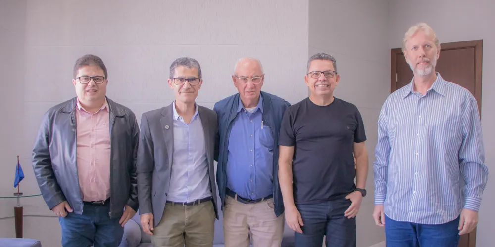 Reinaldo Cardoso, Ivo Demiate, Miguel Sanches Neto e demais representantes da Prefeitura estiveram reunidos