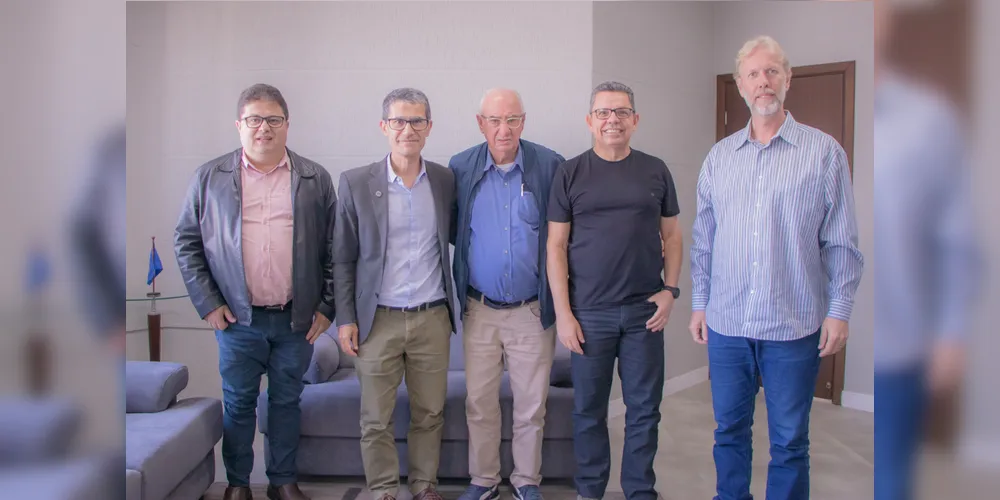 Reinaldo Cardoso, Ivo Demiate, Miguel Sanches Neto e demais representantes da Prefeitura estiveram reunidos