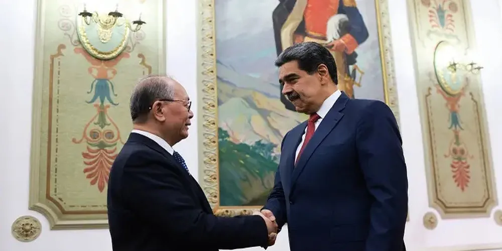 A reação da China ganha peso diplomático, pois ocorre após Maduro ter recebido, no Palácio de Miraflores