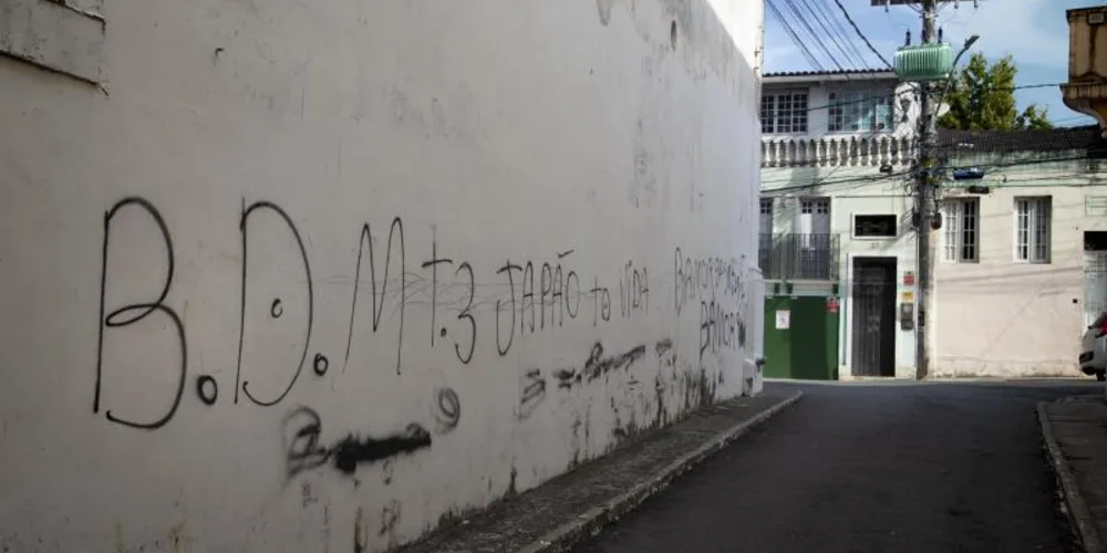 O projeto propõe ainda a obrigação de reparar o dano causado, com limpeza ou restauração integral do local rasurado