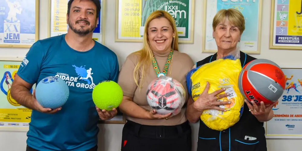 O secretário de Esportes, Ede Pimentel, estava presente na entrega destes materiais